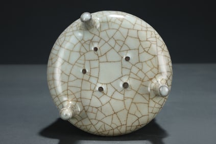 An Exquisite Blue and White Flower and Bird Pattern Vase