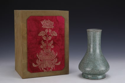 An Exquisite Guan yao Vase