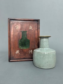 An Exquisite Guan yao Cover with Gold Vase, with an Imperial Poem by Emperor Qianlong
