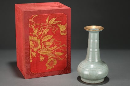 An Exquisite Guan yao Cover with Gold Vase