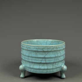 An Exquisite Ru yao Sky Blue Glazed Tripod Basin