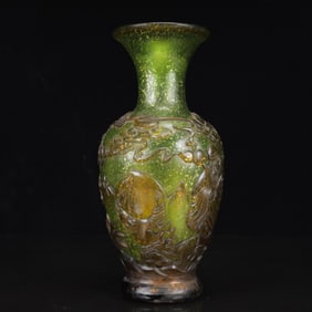 An Exquisite Glass Figure Pattern Vase