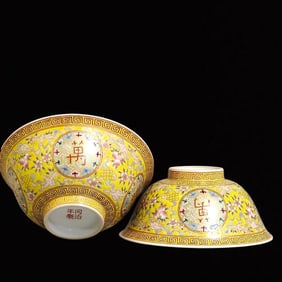 A Pair of Precious Yellow Glazed Bats and Peach Pattern Bowls