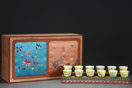 A Set of Fine Famille-Rose Flower Pattern Cups