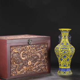 An Exquisite Yellow Ground Blue and White Lotus Pattern Dragon-Ears Vase