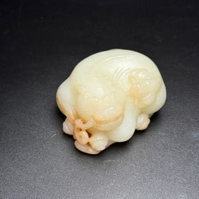 An Exquisite White Jade Wealth-Attracting Creature Hand Piece
