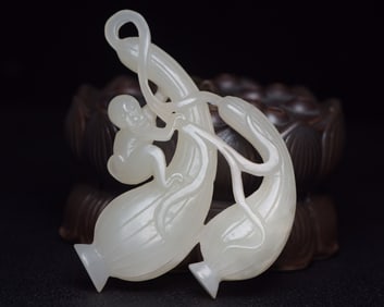 An Exquisite White Jade Luffa Ornament