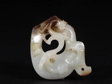 A Fine White Jade lilong Pendant
