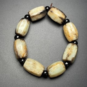 An Exquisite White Jade Bracelets