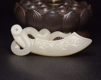 An Exquisite White Jade Snake Pattern Pendant