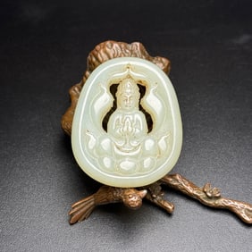 An Exquisite White Jade Statue of Avalokitesvara Pendant