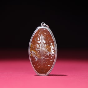 An Exquisite Agate Inlaid Silver Pendant