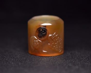 An Exquisite Agate Thumb Ring
