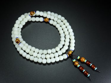 An Exquisite White Jade Necklace