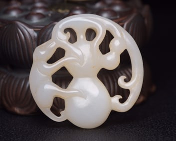 An Exquisite White Jade Gourd-Shaped Pendant