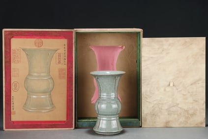 An Exquisite Guan yao Vase