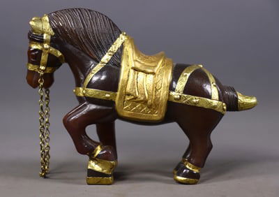 An Exquisite Agate Cover with Gold Horse Ornament