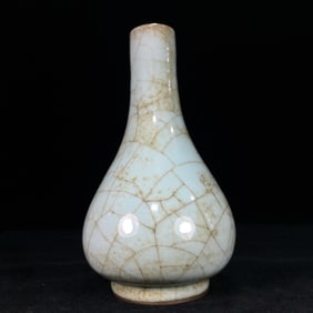 An Exquisite Guan yao Vase