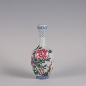 An Exquisite Enamel Flower Pattern with poem Vase