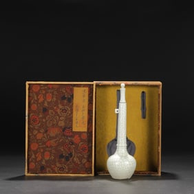 An Exquisite Guan yao Vase