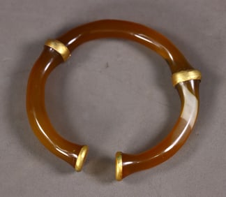 An Exquisite Agate Cover with Gold Bracelets