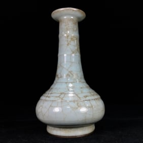 An Exquisite Guan yao Vase