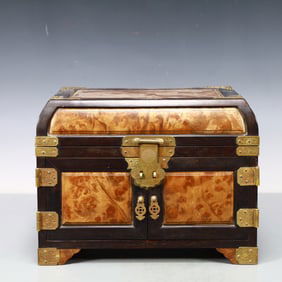 A Exquisite Boxwood Bats and Peach Pattern Box
