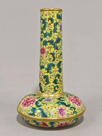 An Exquisite Famille-Rose Painted Gold Flower Pattern Lotus Pattern Vase