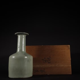 An Exquisite Guan yao Celadon Glazed Vase