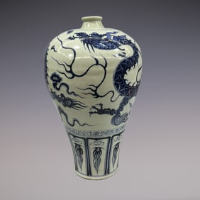 An Exquisite Blue and White Dragon Pattern Auspicious Cloud Pattern Vase