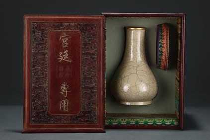 An Exquisite Ge yao Painted Gold Vase
