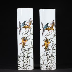 An Exquisite Famille-Rose Flower and Bird Pattern Brush Pot