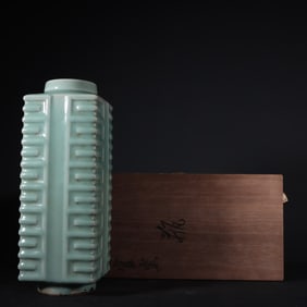 An Exquisite Guan yao Celadon Glazed Vase