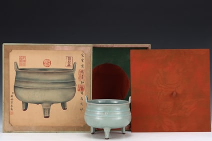 An Exquisite Guan yao Celadon Glazed Double-Ears and Tripod Censer