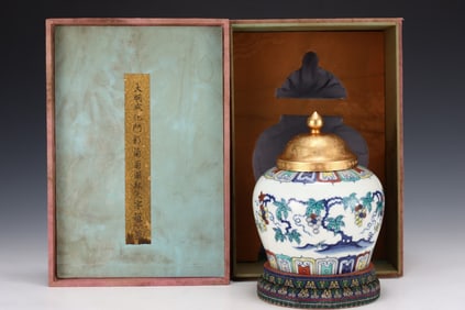 An Exquisite Doucai Painted Gold Dragon Pattern Seawater Pattern Grape Pattern Jar