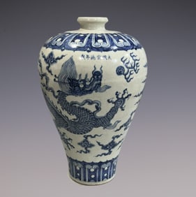 An Exquisite Blue and White Dragon Pattern Auspicious Cloud Pattern Vase