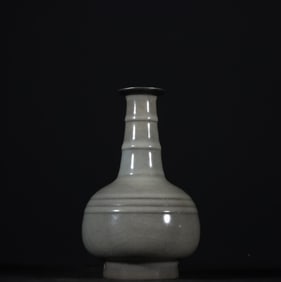 An Exquisite Guan yao Celadon Glazed Vase