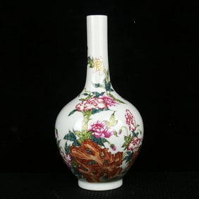 An Exquisite Enamel Flower and Butterfly Pattern Vase,With Poem
