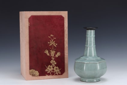 An Exquisite Guan yao Cover with Silver Vase