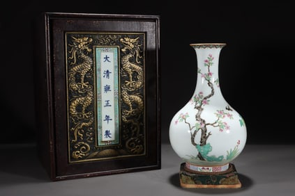 A Rare Famille-Rose Painted Gold Flower and Bird Pattern Vase,With Poem