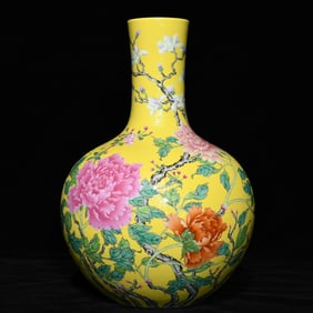 A Rare Yellow Ground Famille-Rose Painted Gold Flower Pattern Vase