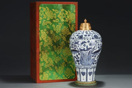 A Huge Blue and White Fish and Algae Pattern Vase,With Gilt Cover