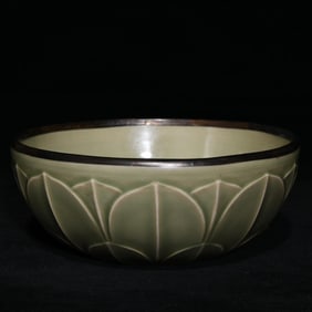 An Exquisite Yue yao Cover with Silver Flower and Bird Pattern Bowl