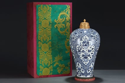 A Huge Blue and White Lotus,Mandarin Duck and Phoenix Pattern Vase,With Gilt Cover