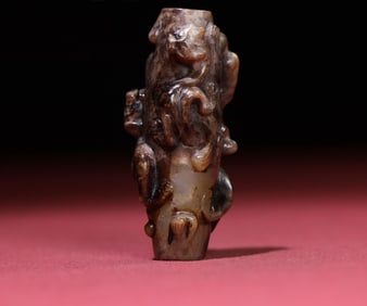 An Exquisite Black and White Jade Chi-Dragon Pattern Pendant