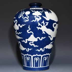 A Huge Blue and White Auspicious Cloud and Dragon Pattern Vase