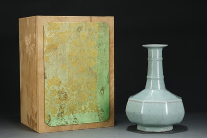 An Exquisite Guan yao Celadon Glazed Vase