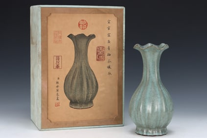 An Exquisite Guan yao Celadon Glazed Vase,with an Imperial Poem by Emperor Qianlong