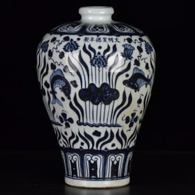 An Exquisite Blue and White Fish and Algae Pattern Vase