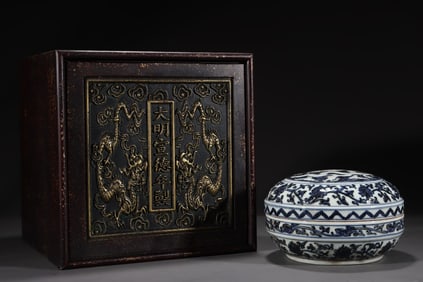An Exquisite Blue and White Lotus and Dragon Pattern Cover Box